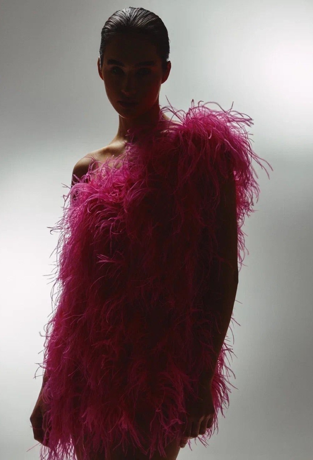 Платье на одно плечо из пера страуса - фото 102437