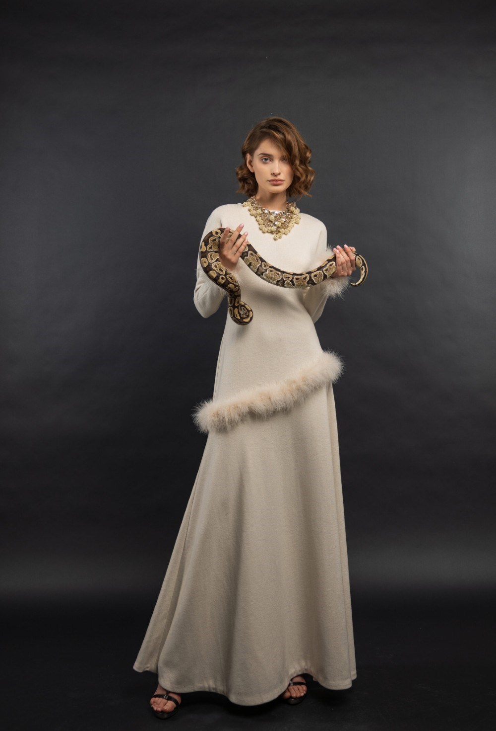 Платье из шерсти с перьями - фото 105669