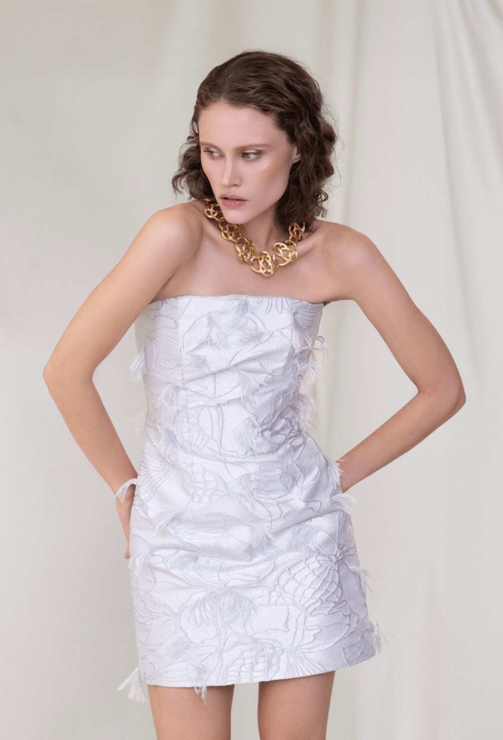 Платье мини с перьями - фото 105724