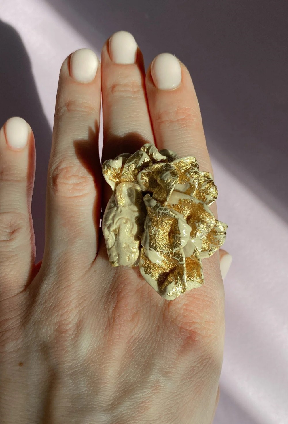 Кольцо бежевый лев с позолотой - фото 108550