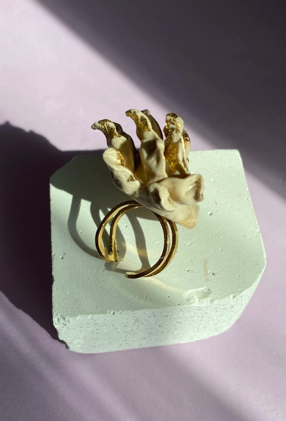 Кольцо бежевый лев с позолотой - фото 108551