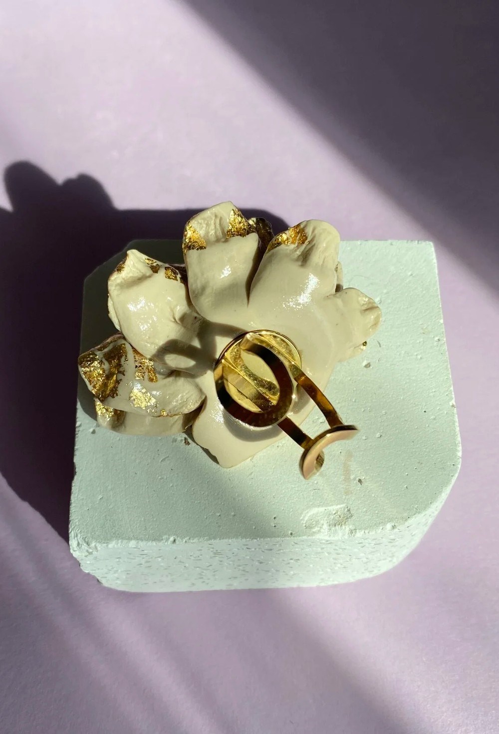 Кольцо бежевый лев с позолотой - фото 108552