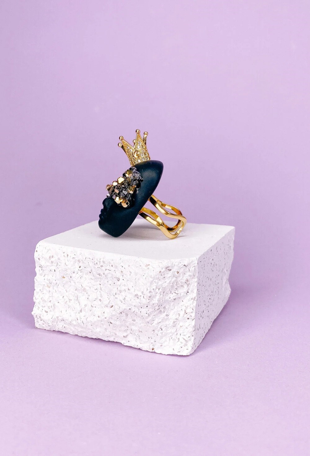 Кольцо черная принцесса в золотой короне - фото 108556