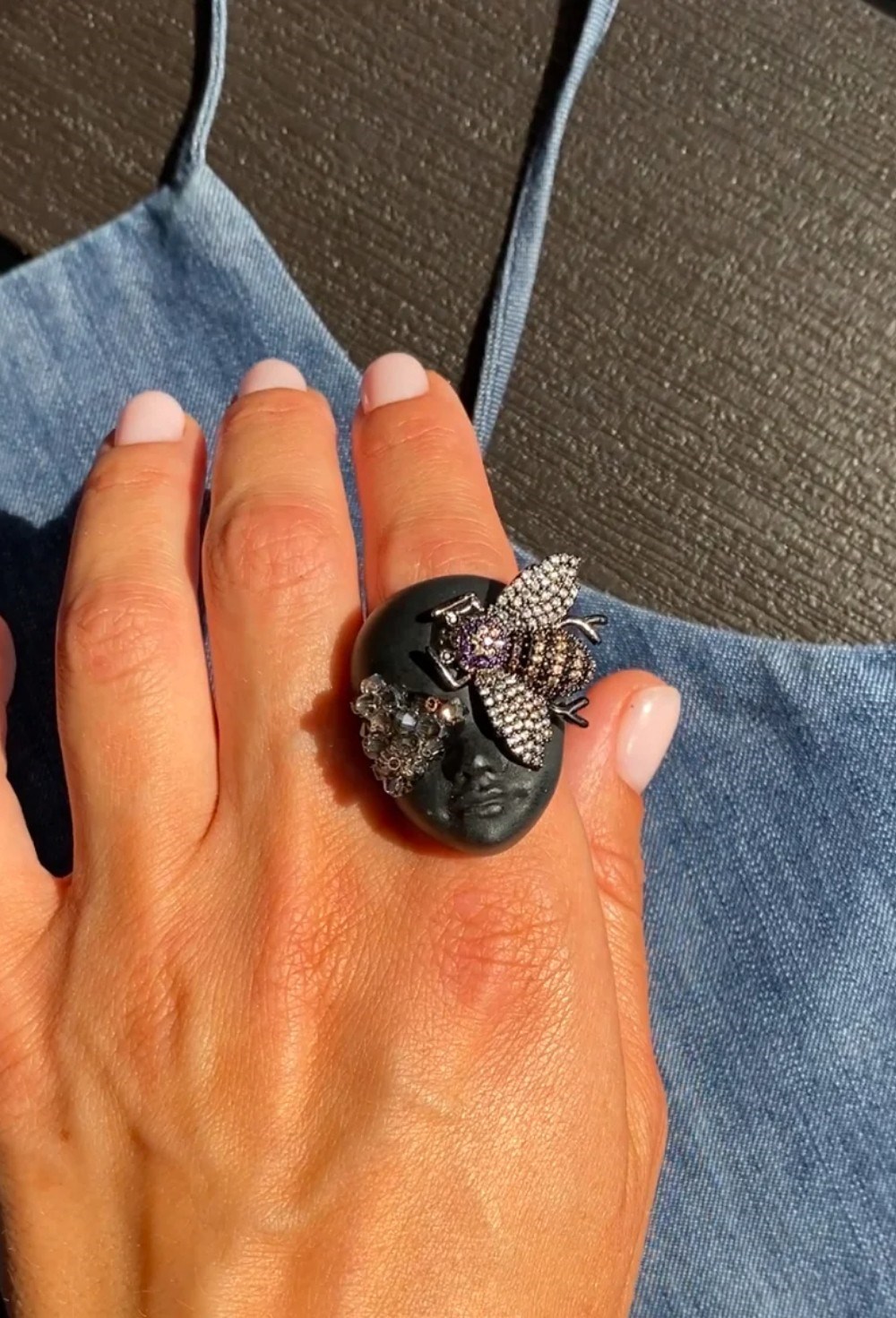 Чёрное кольцо с пчелкой - фото 108560