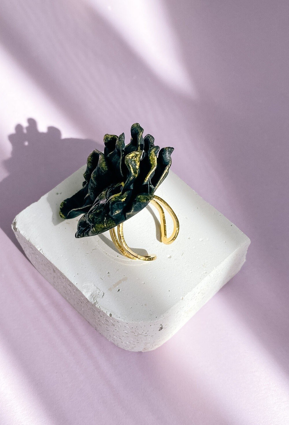 Кольцо чёрный лев с золочением - фото 108562