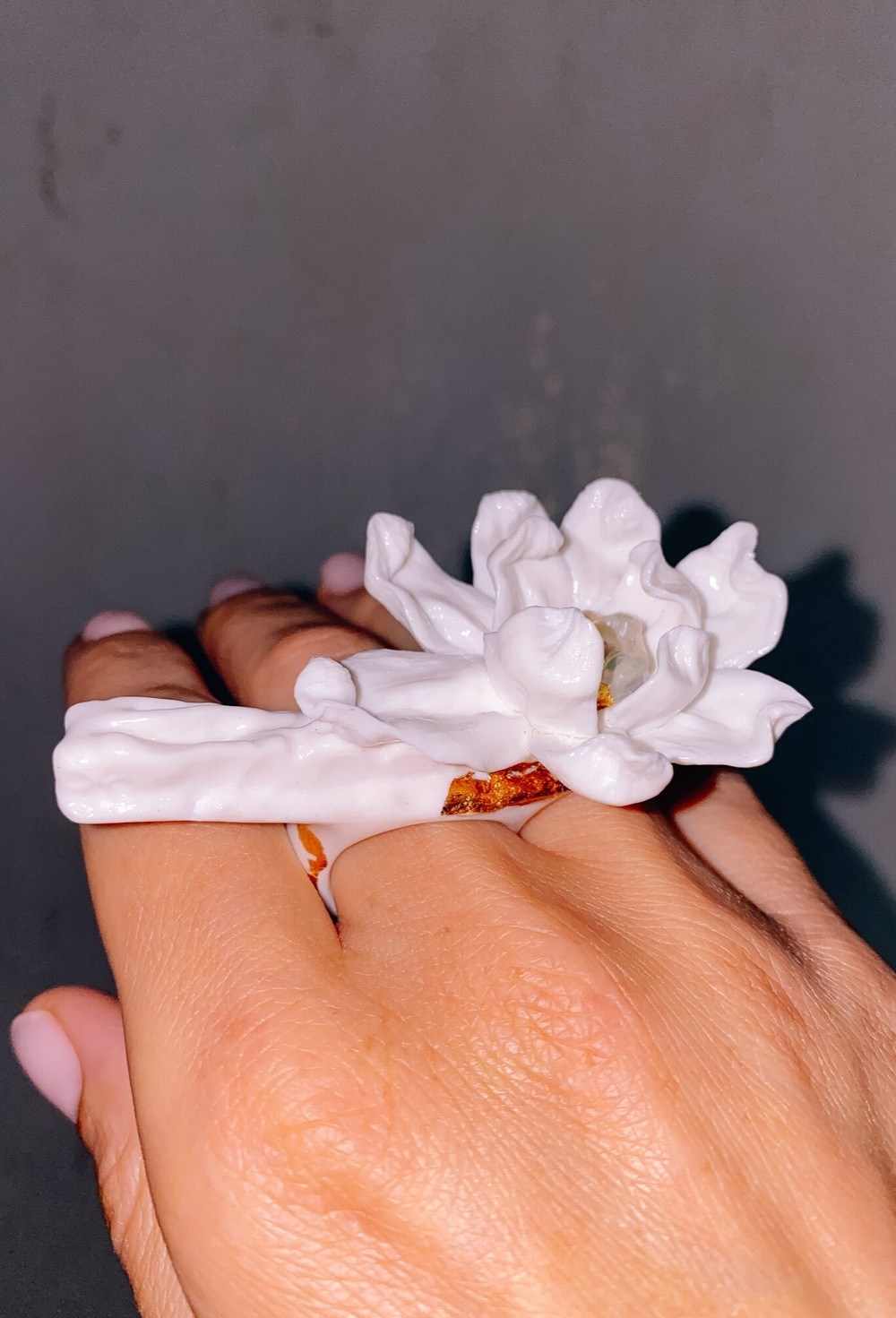 Кольцо белая текстура с цветком - фото 108579