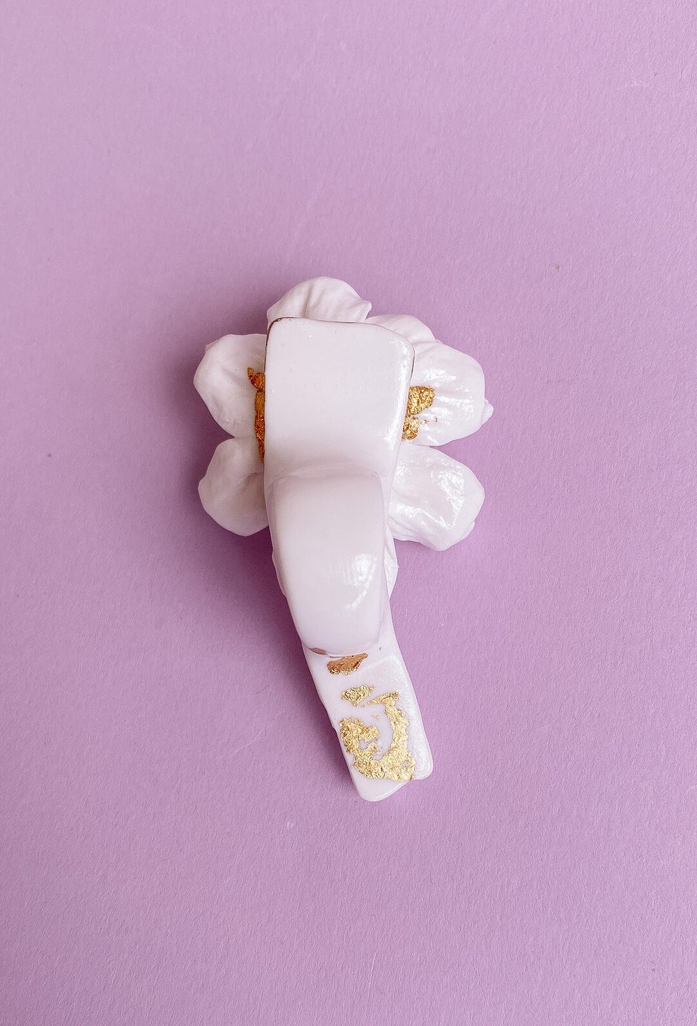 Кольцо белая текстура с цветком - фото 108580