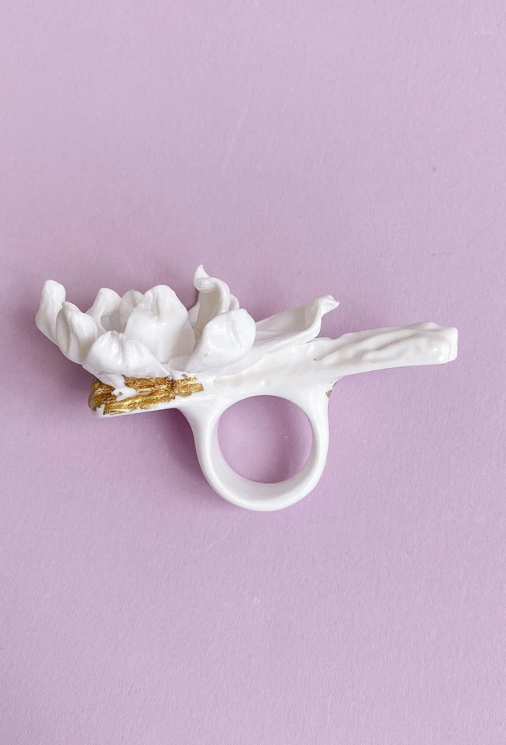 Кольцо белая текстура с цветком - фото 108581