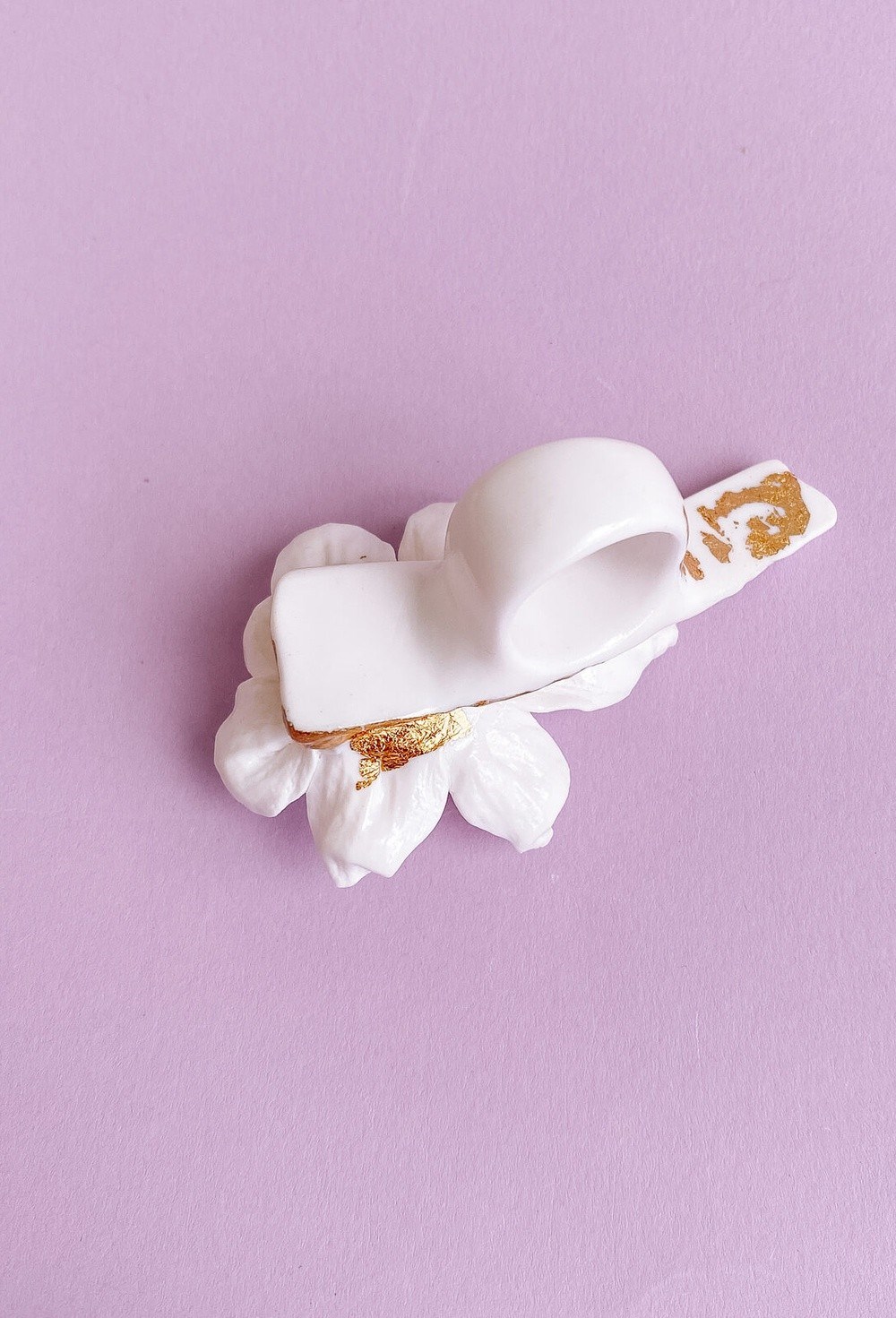 Кольцо белая текстура с цветком - фото 108582