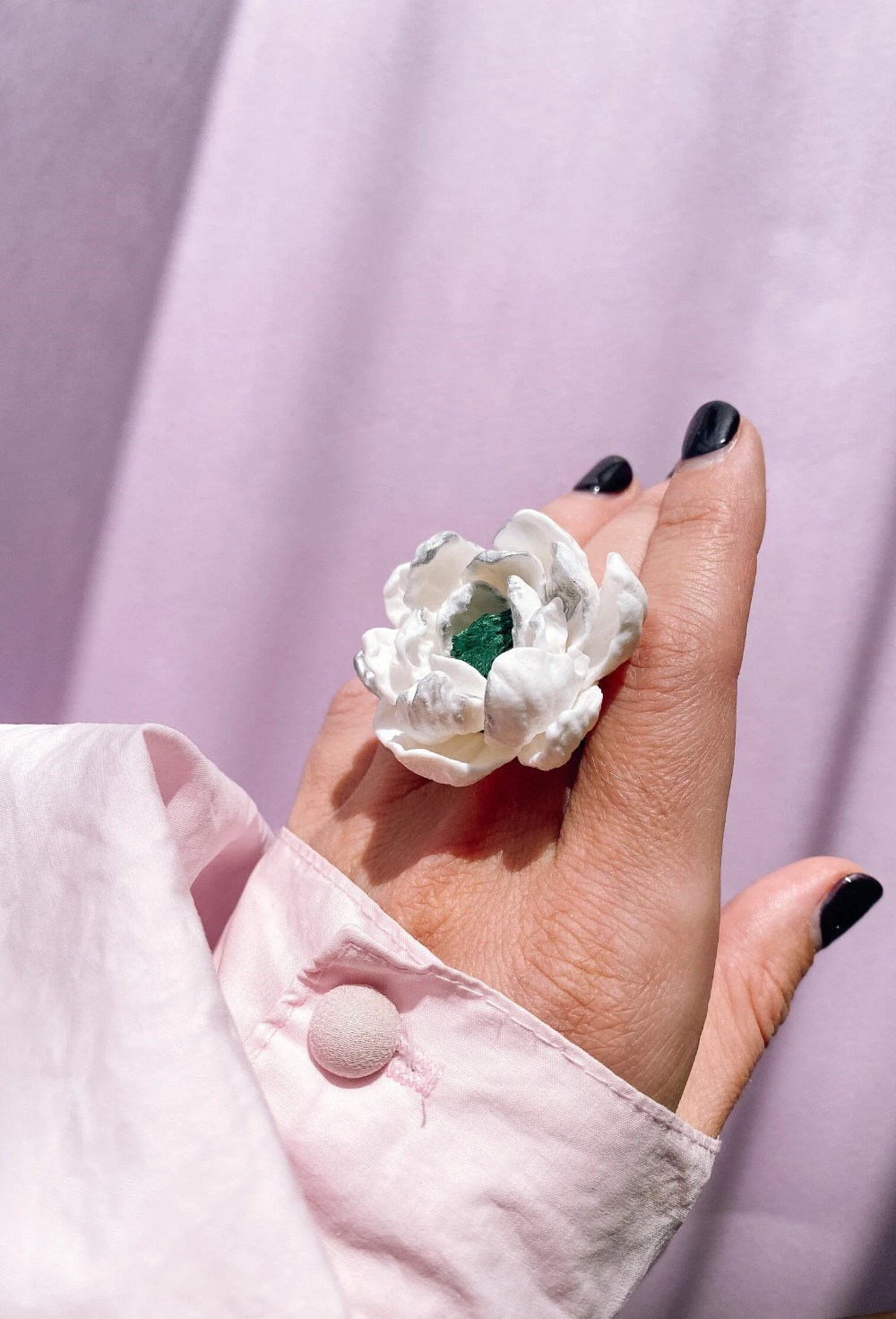 Кольцо белый цветок с малахитом - фото 108615