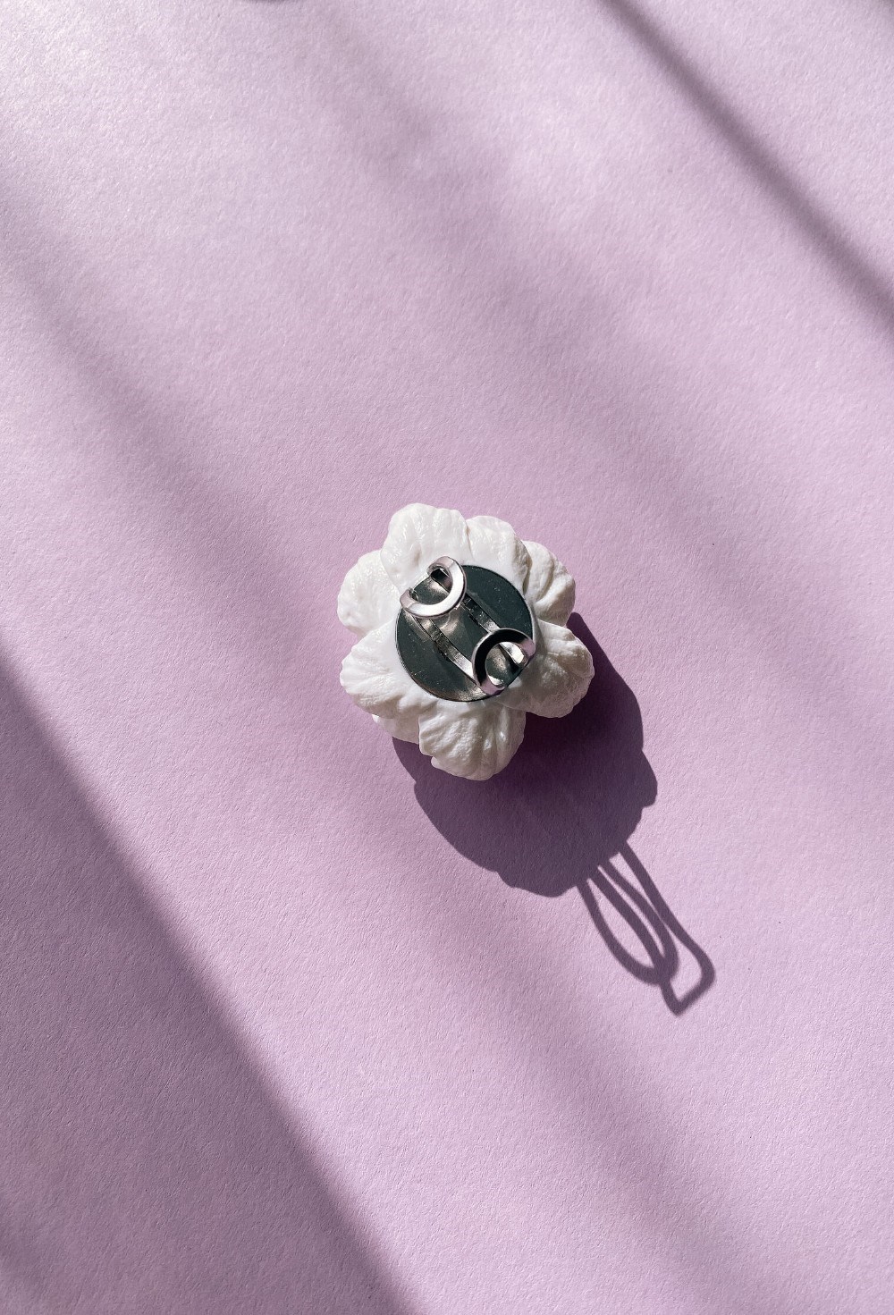 Кольцо белый цветок с малахитом - фото 108616