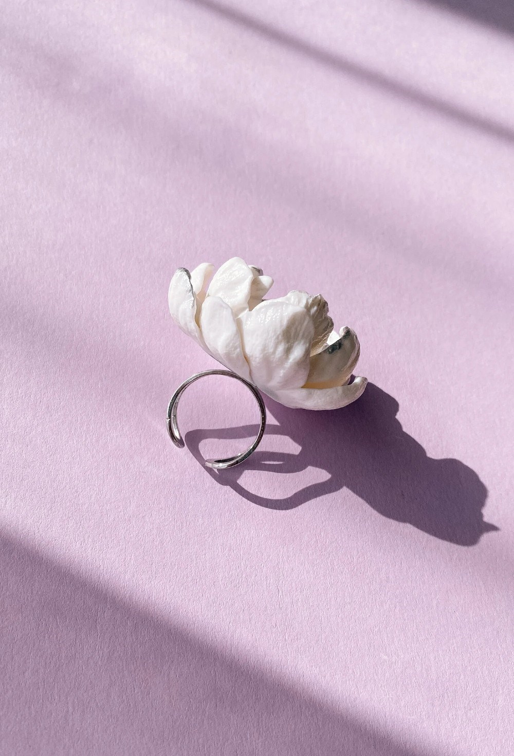 Кольцо белый цветок с малахитом - фото 108617