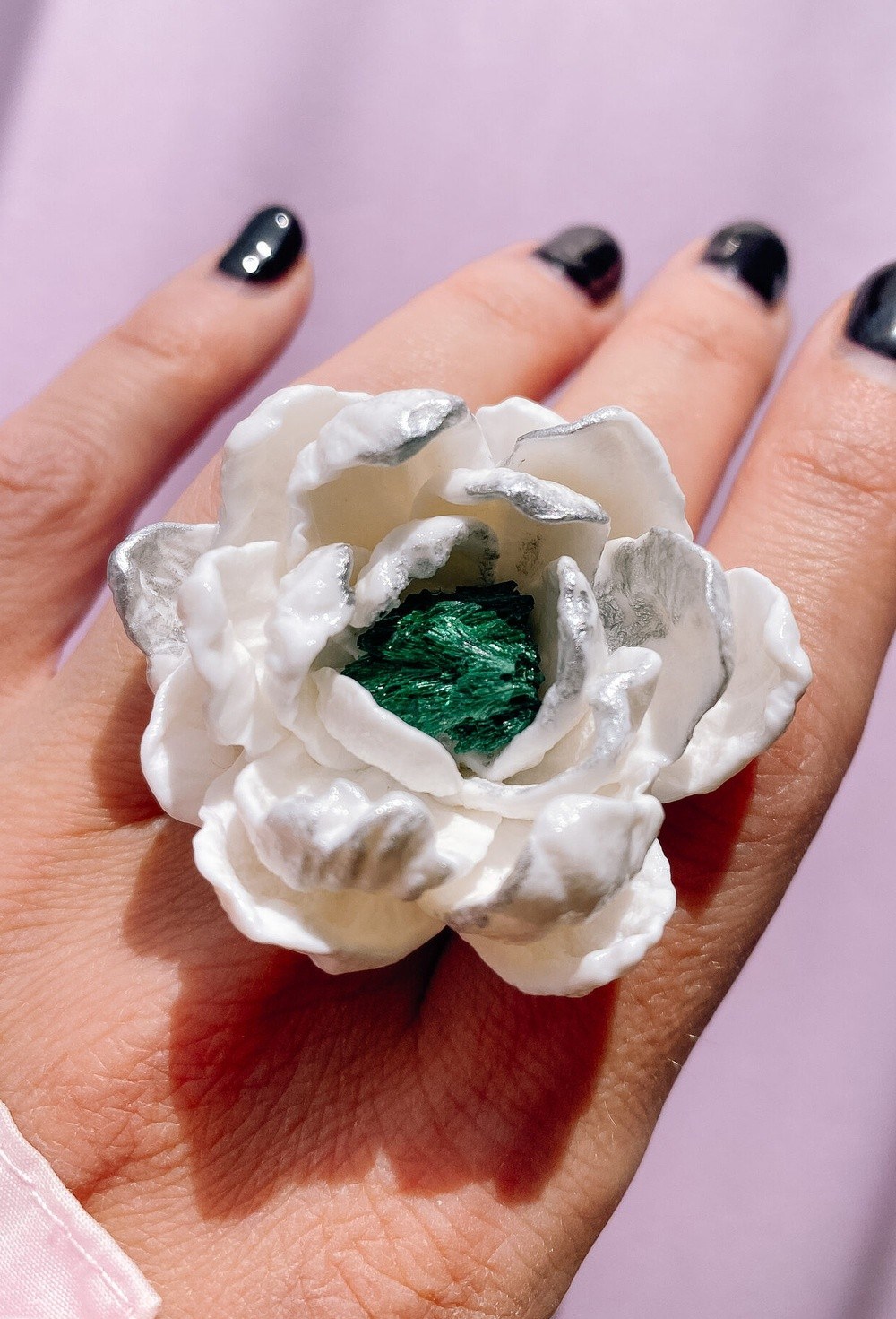 Кольцо белый цветок с малахитом - фото 108618