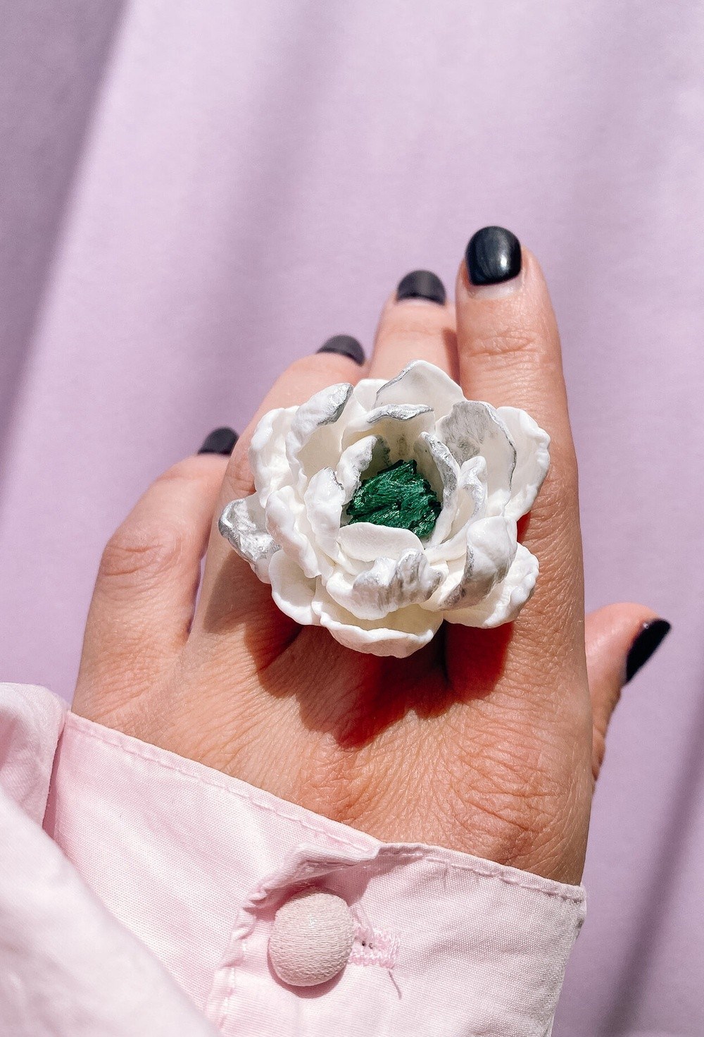 Кольцо белый цветок с малахитом - фото 108619