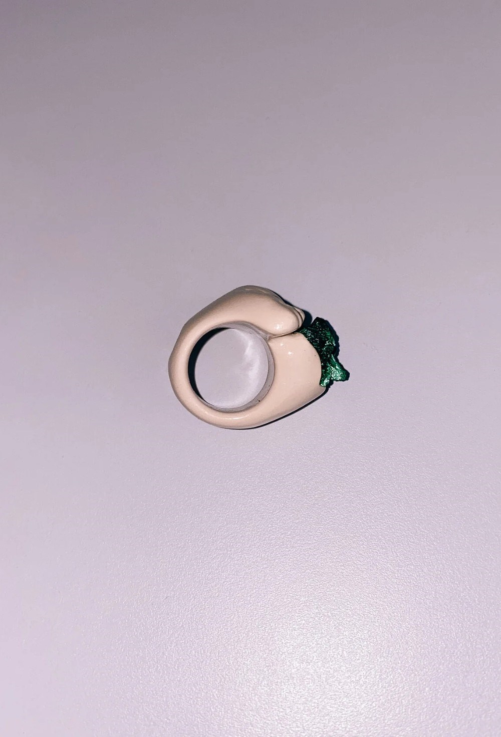 Бежевое кольцо с малахитом - фото 108622