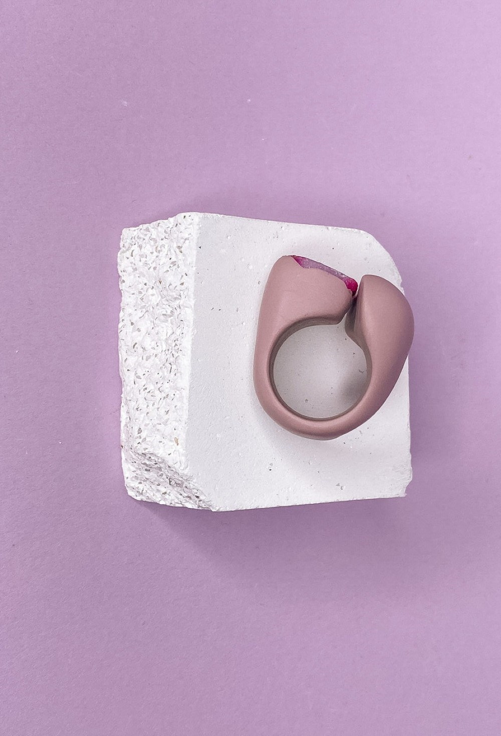 Серое кольцо с розовым агатом - фото 108639