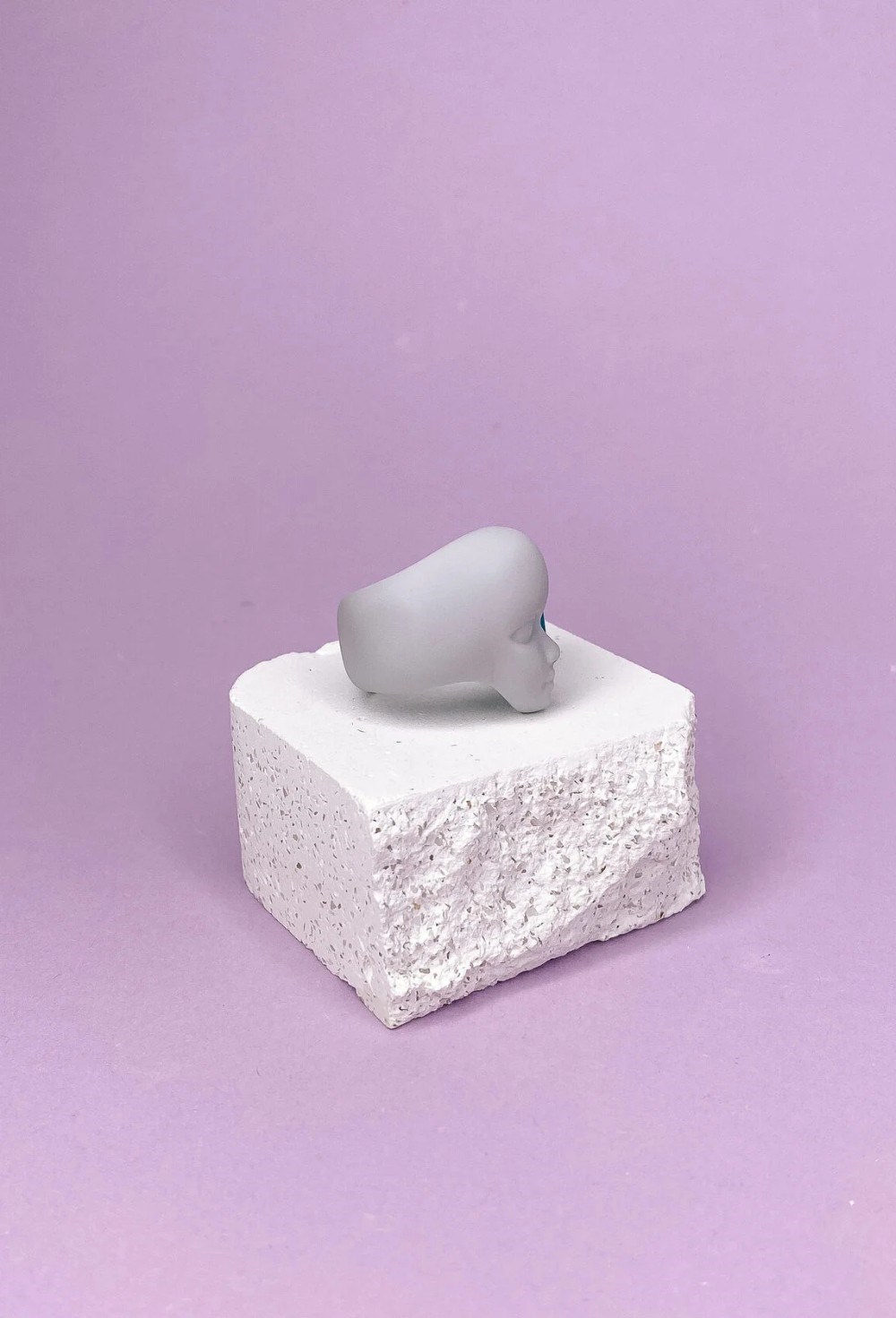 Серое кольцо мини с зеленым агатом - фото 108646