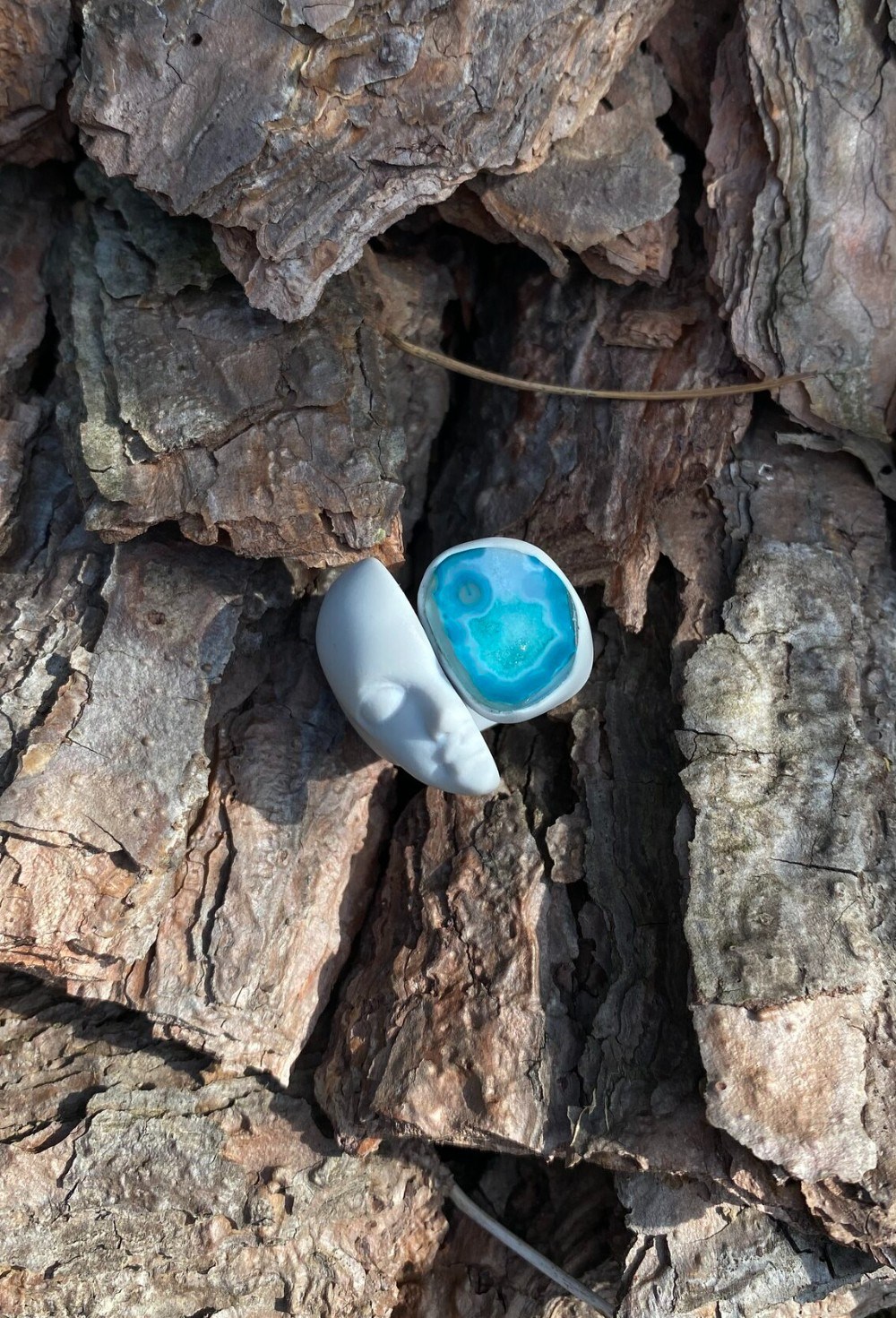 Серое кольцо мини с зеленым агатом - фото 108647