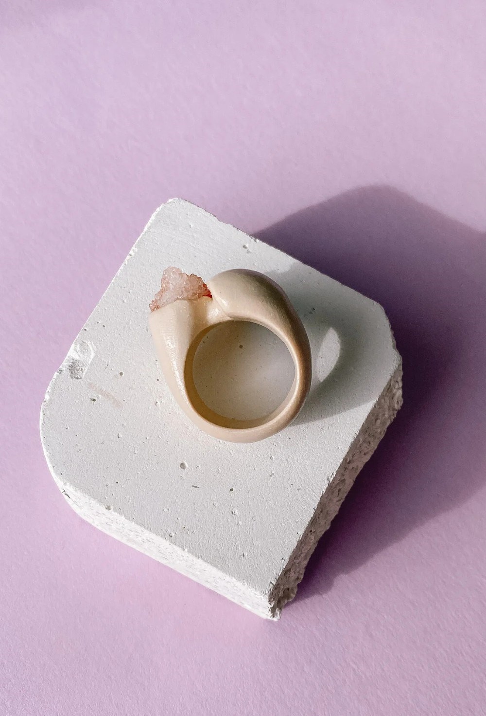 Бежевое кольцо мини с кварцем - фото 108652