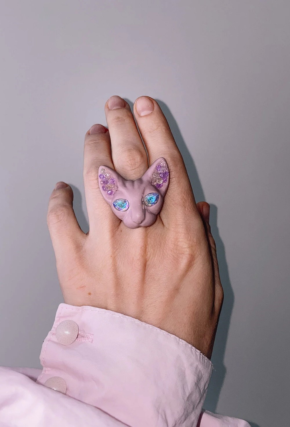 Кольцо пудровая кошка с кристаллами - фото 108655