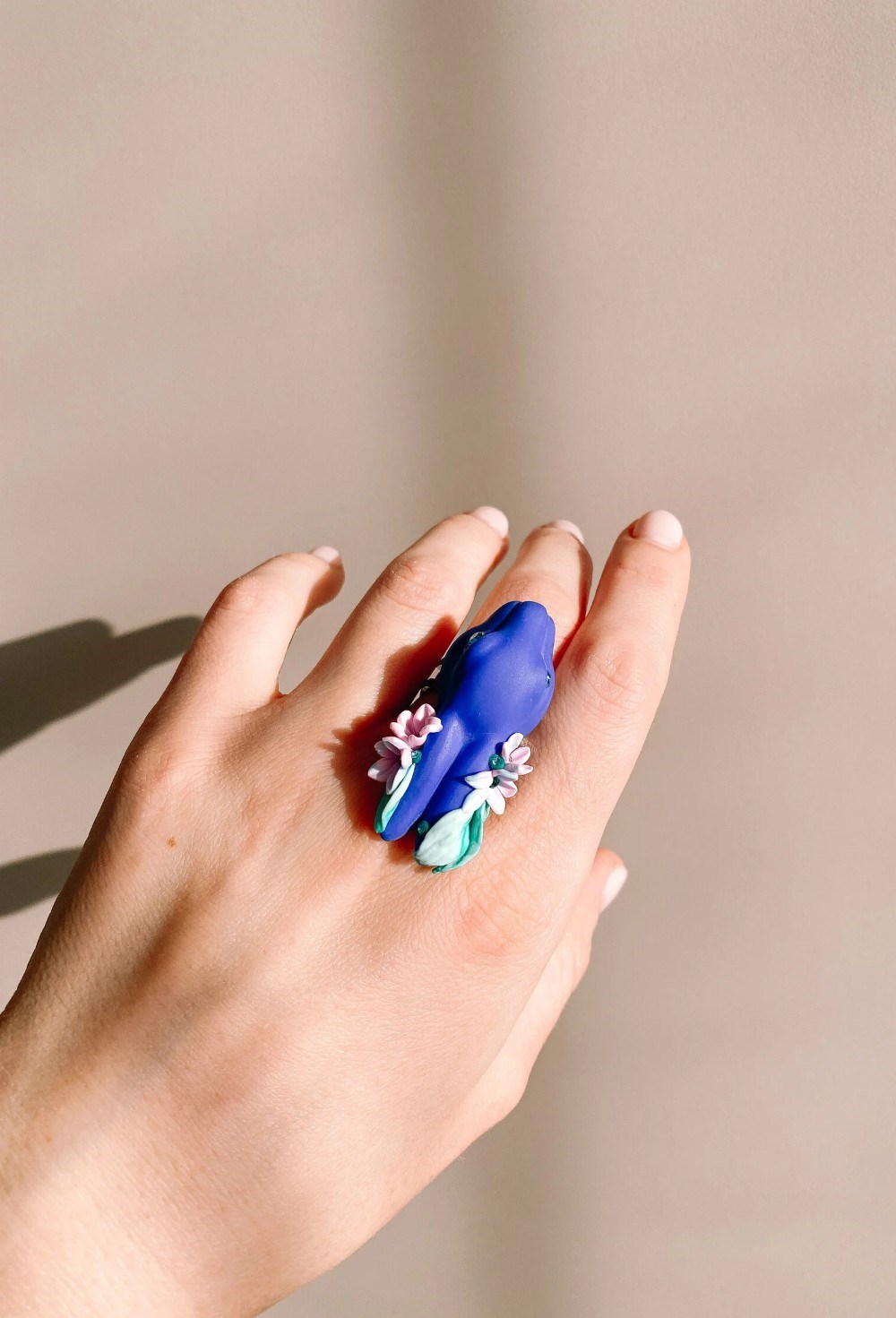 Кольцо синий кролик с цветами тиффани - фото 108658