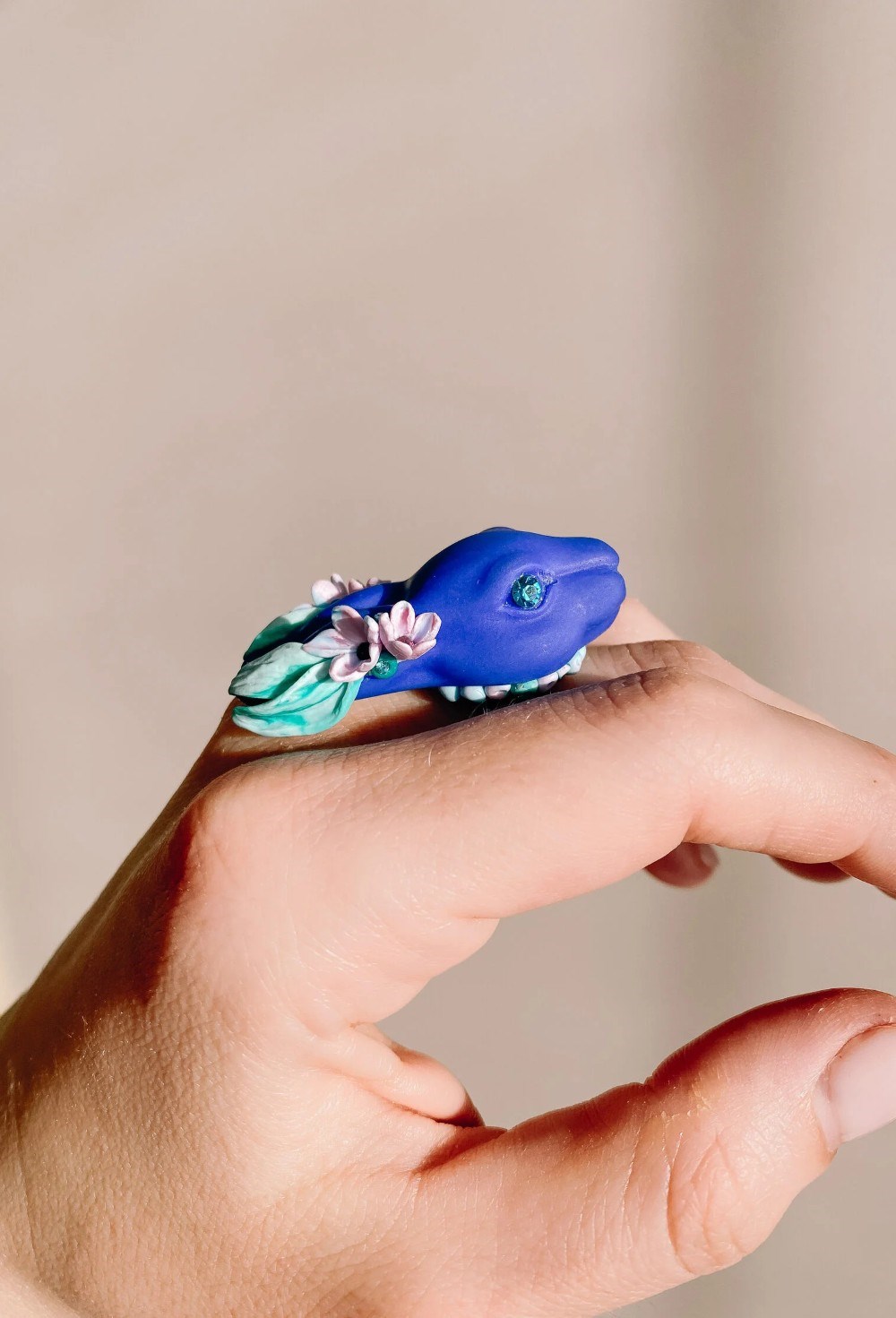 Кольцо синий кролик с цветами тиффани - фото 108659