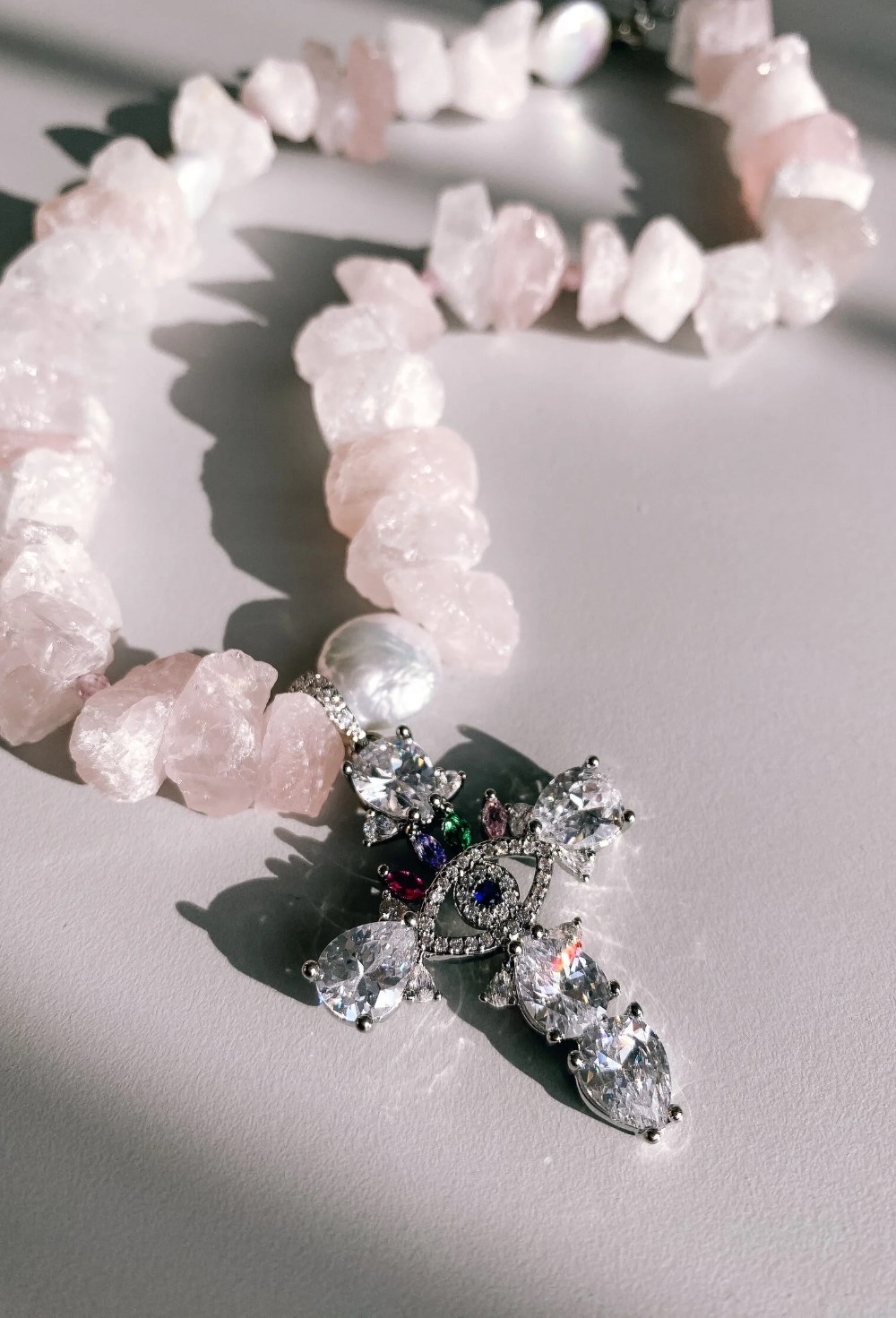 Колье из розового кварца и жемчужин с крестом - фото 108697