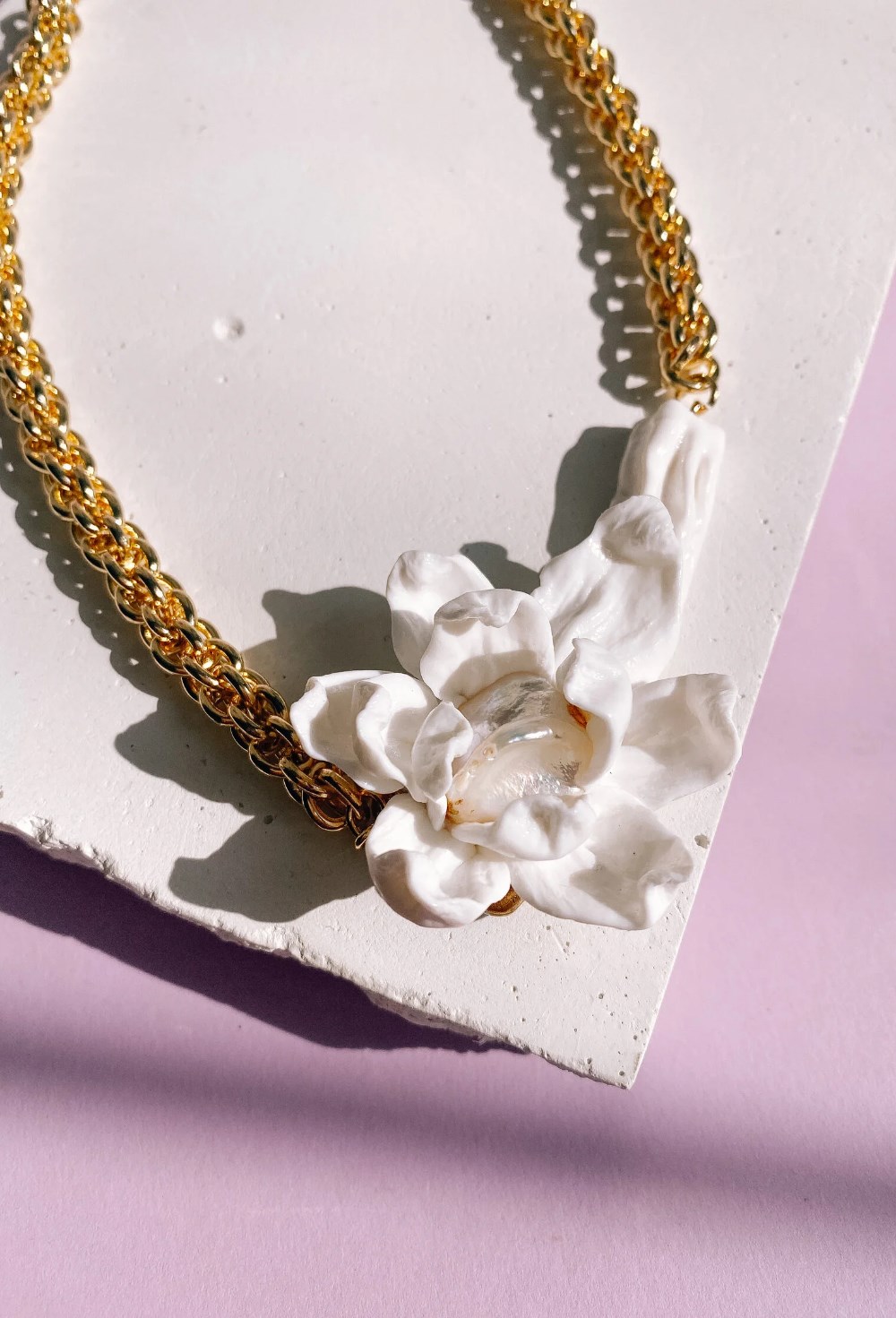 Асимметричное колье белая фактура с цветком - фото 108703