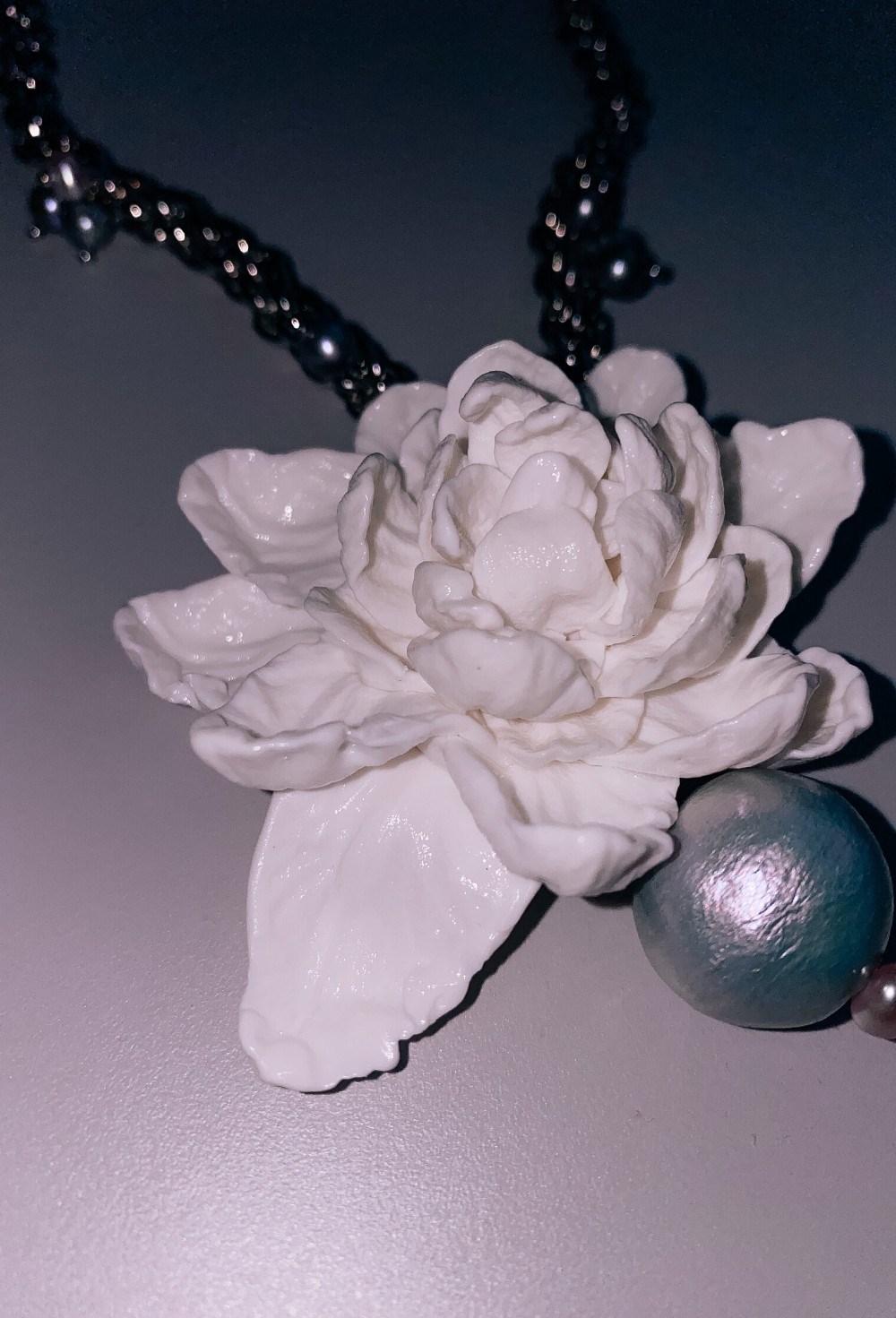 Колье с белым цветком (серебро) - фото 108707