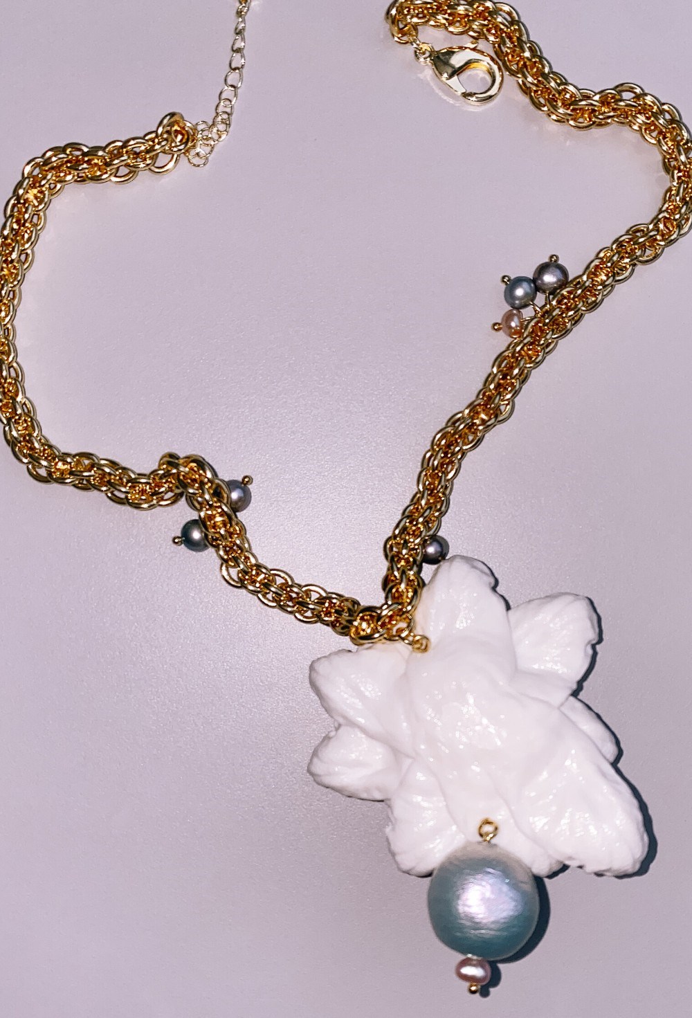 Колье с белым цветком (золото) - фото 108713