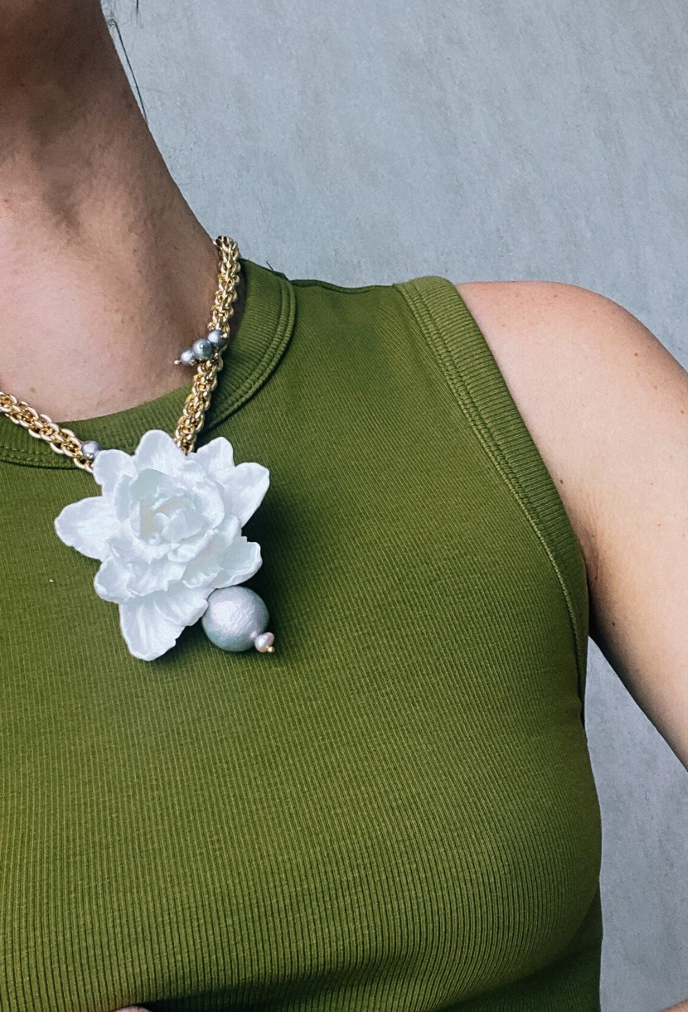 Колье с белым цветком (золото) - фото 108714