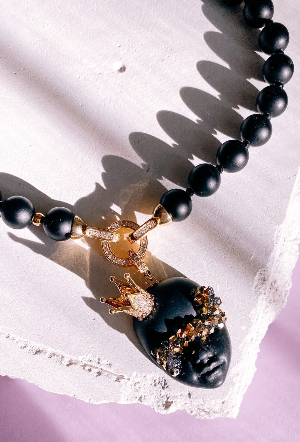 Колье из шунгита с кулоном Принцесса в золотой короне - фото 108717