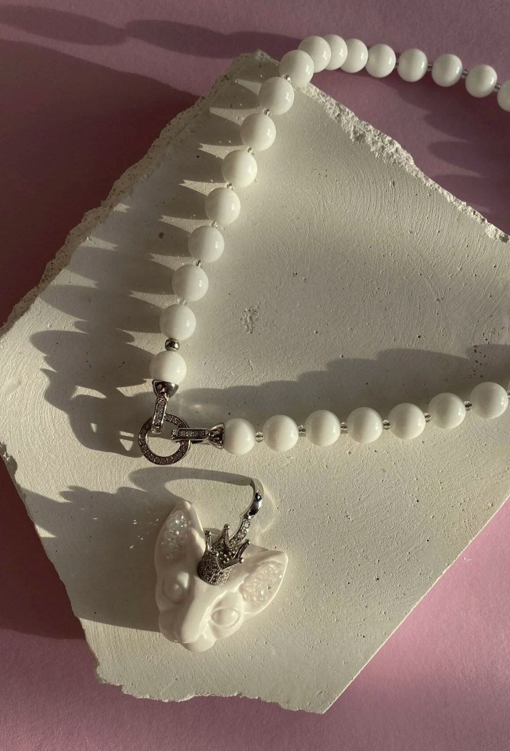 Колье с белой кошкой - фото 108722