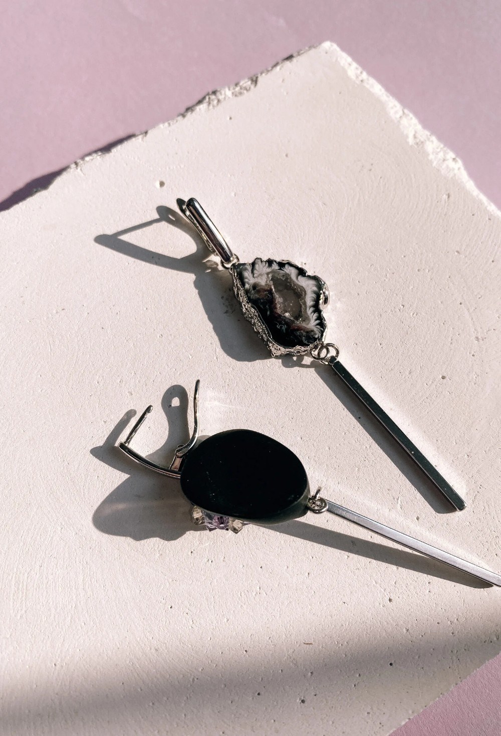 Серьги черная куколка мини с агатом и иглами - фото 108730