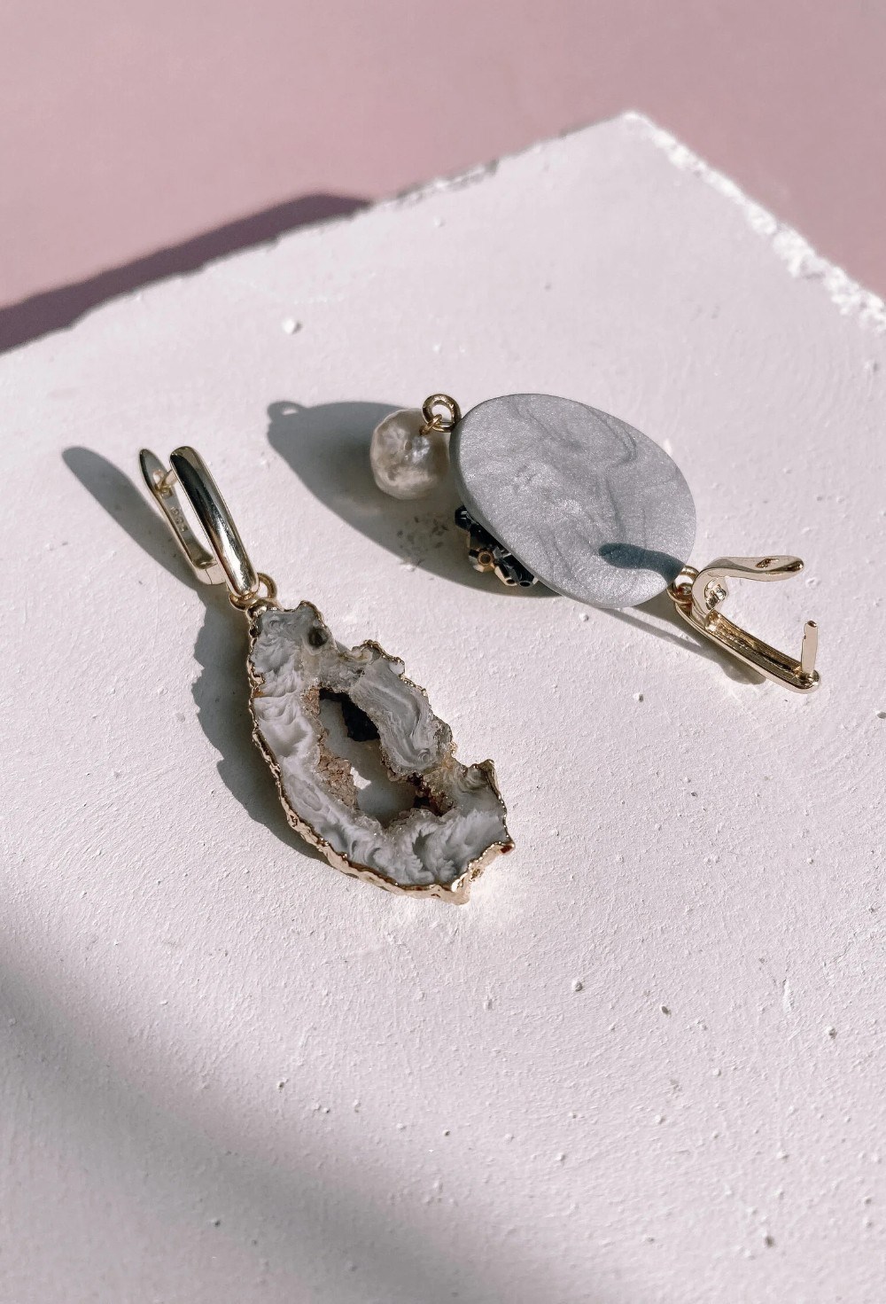 Серьги серая куколка мини с агатом - фото 108733