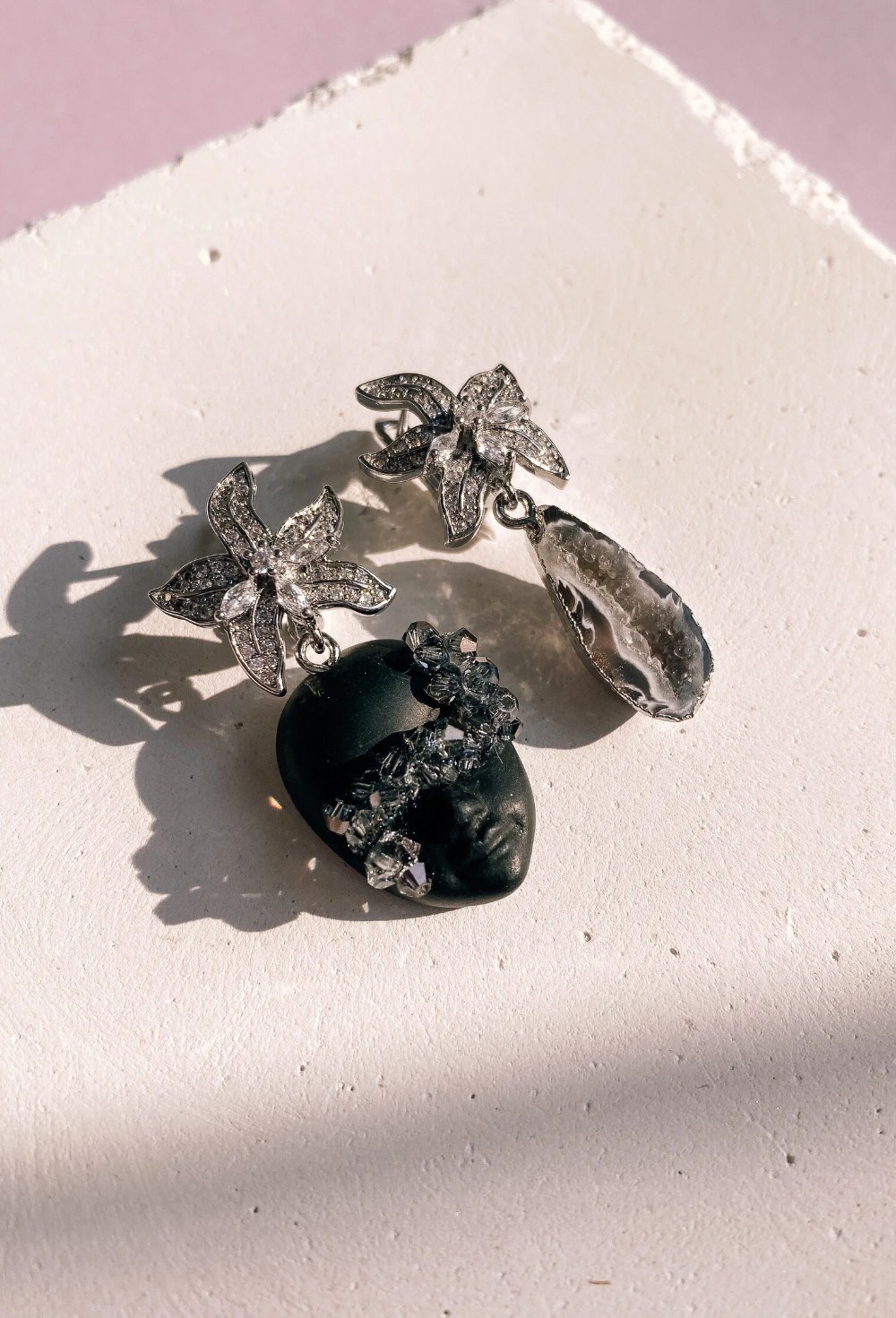Серьги черная куколка мини с агатом и орхидеями - фото 108735