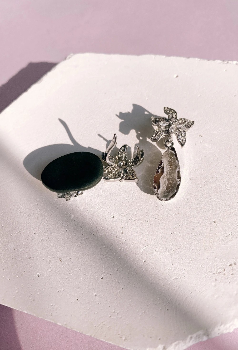 Серьги черная куколка мини с агатом и орхидеями - фото 108736