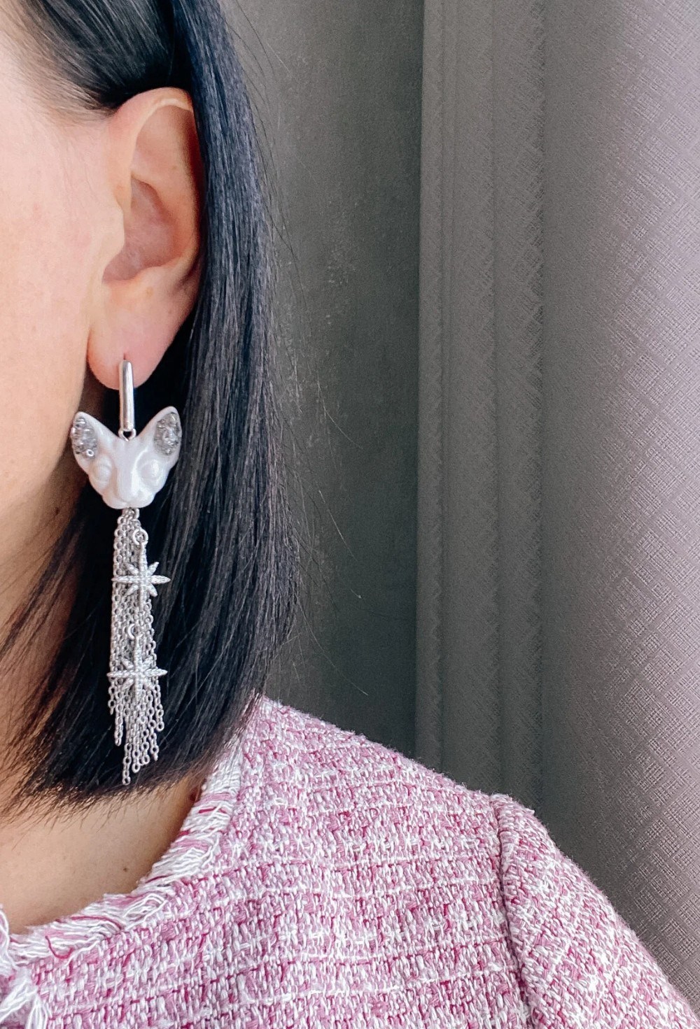 Серьги белые кошки мини с цепями - фото 108746