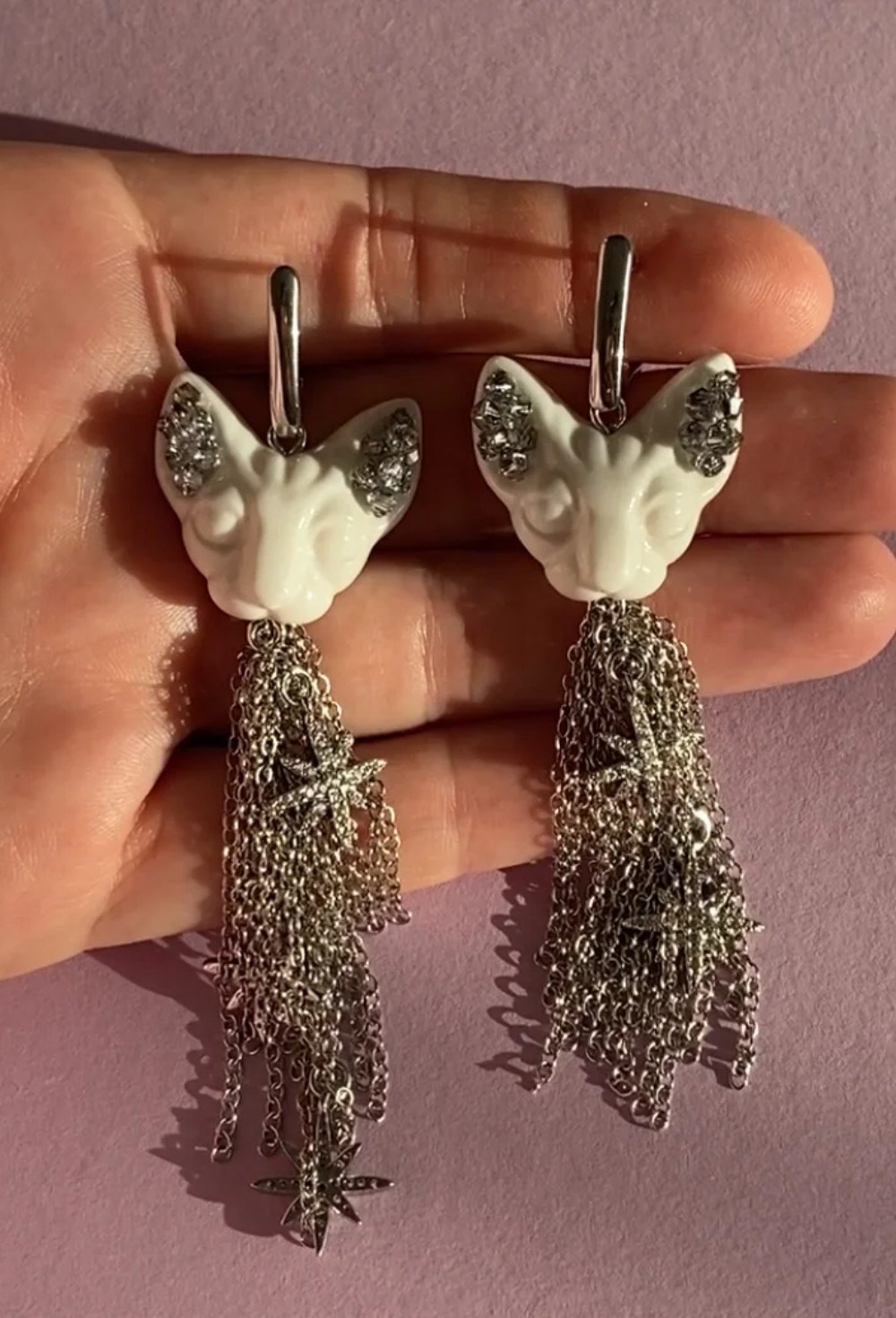 Серьги белые кошки мини с цепями - фото 108747