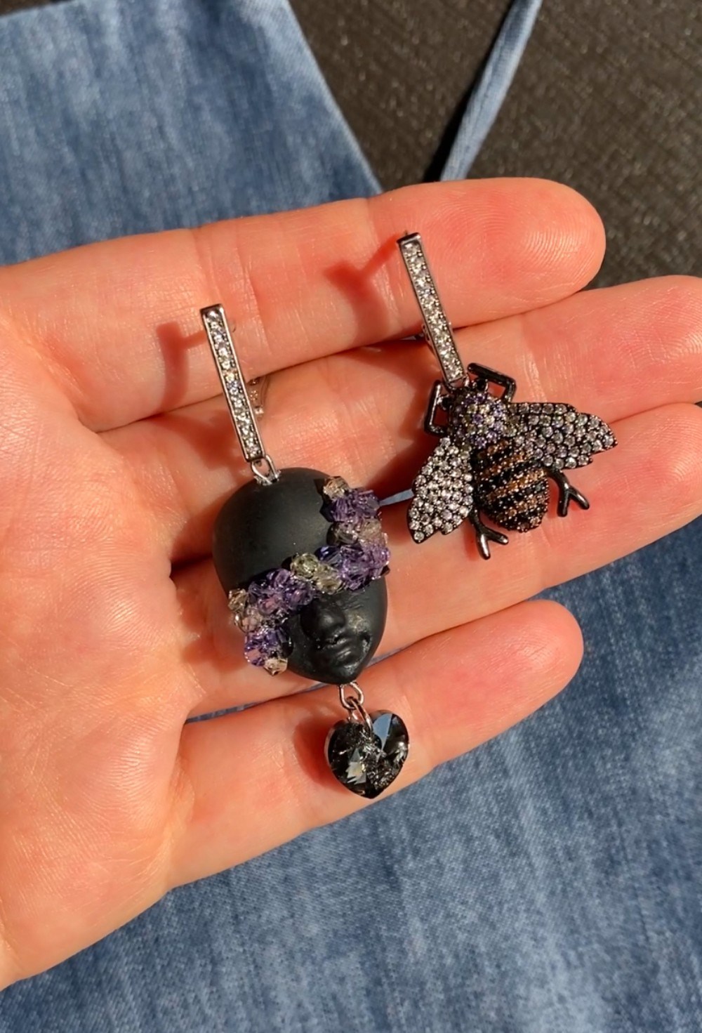 Серьги с черной куколкой мини и пчелкой - фото 108755