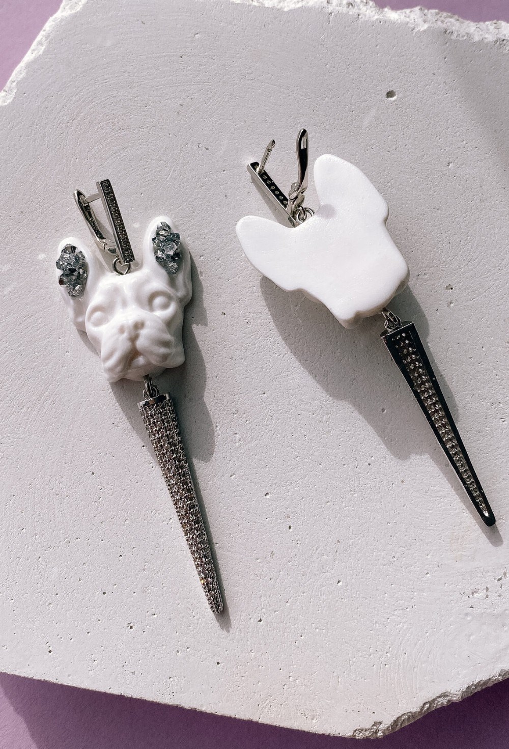 Серьги белые бульдожки с иглами - фото 108767