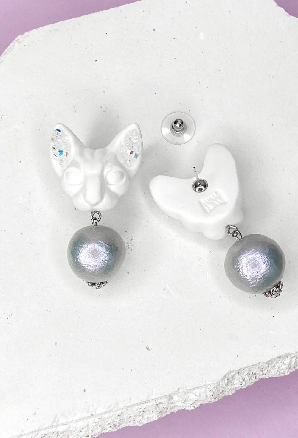 Серьги-гвоздики белые кошки с хлопковым жемчугом - фото 108772