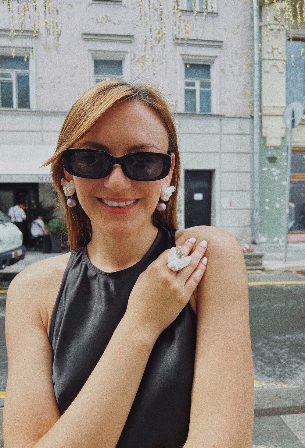 Серьги-гвоздики белые кошки с хлопковым жемчугом - фото 108774