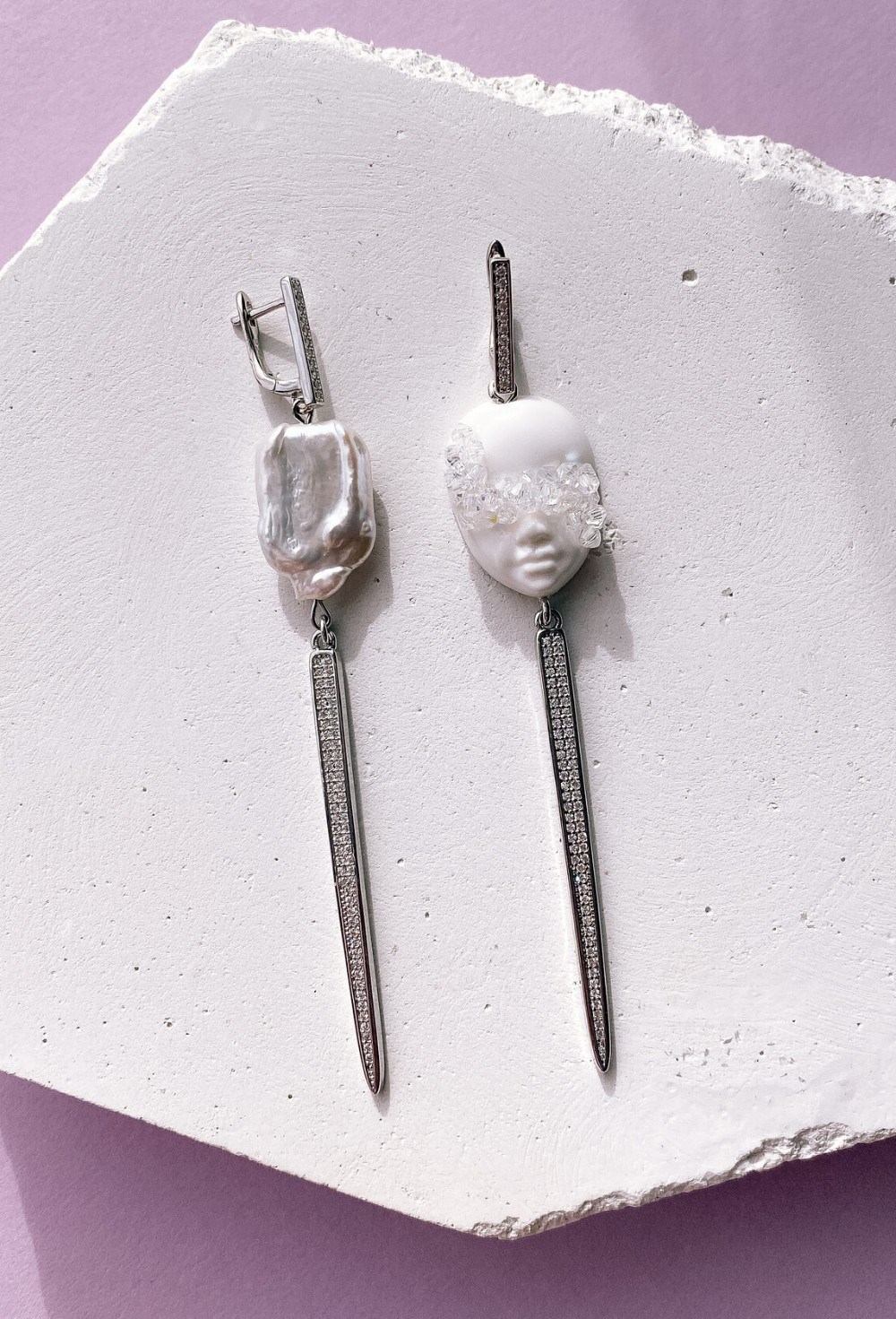 Серьги белая куколка мини жемчужиной и иглами - фото 108782