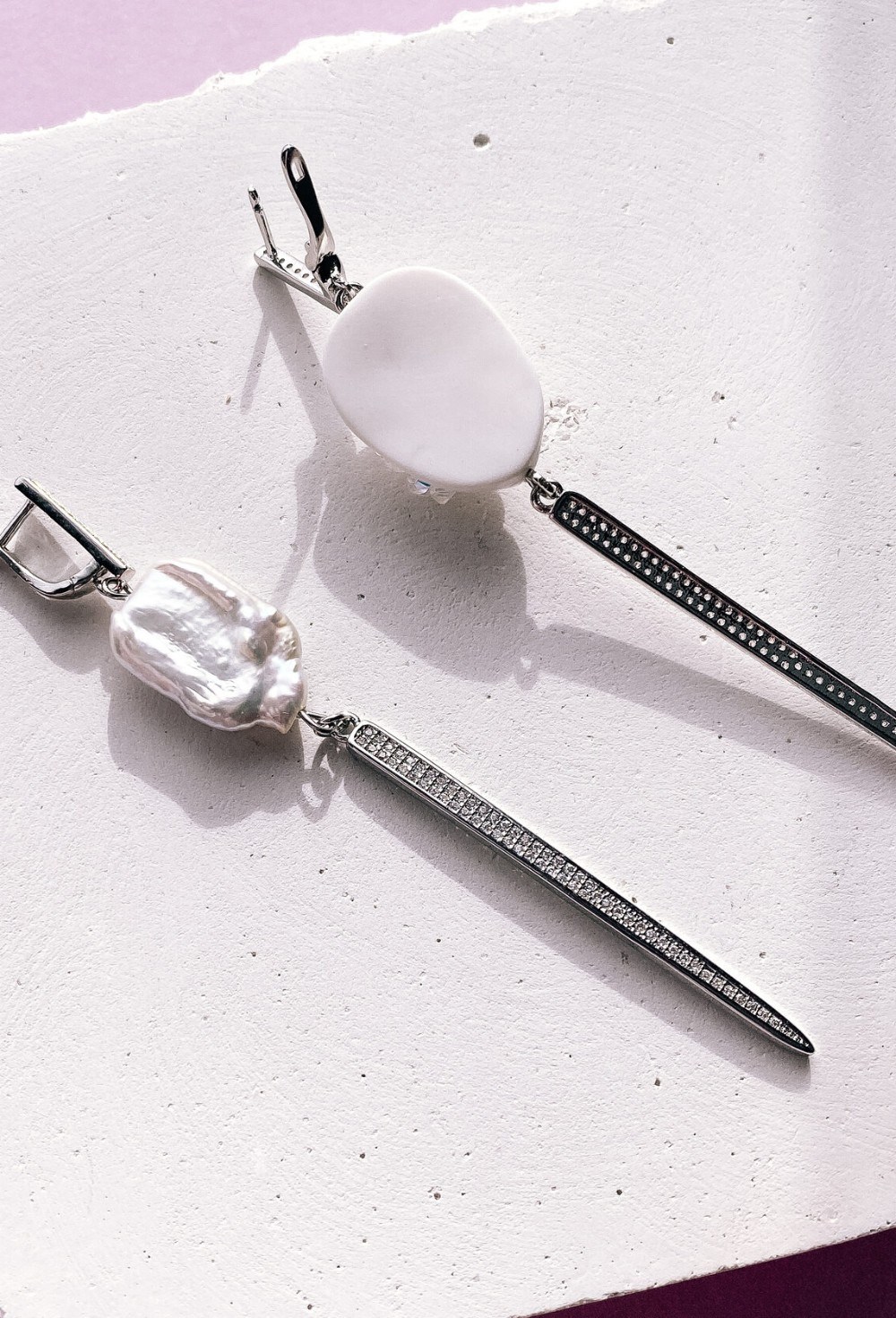 Серьги белая куколка мини жемчужиной и иглами - фото 108783