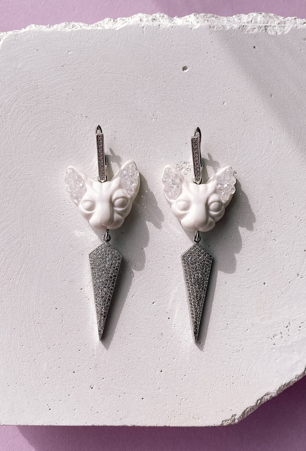 Серьги молочные кошки мини с геометрией - фото 108787