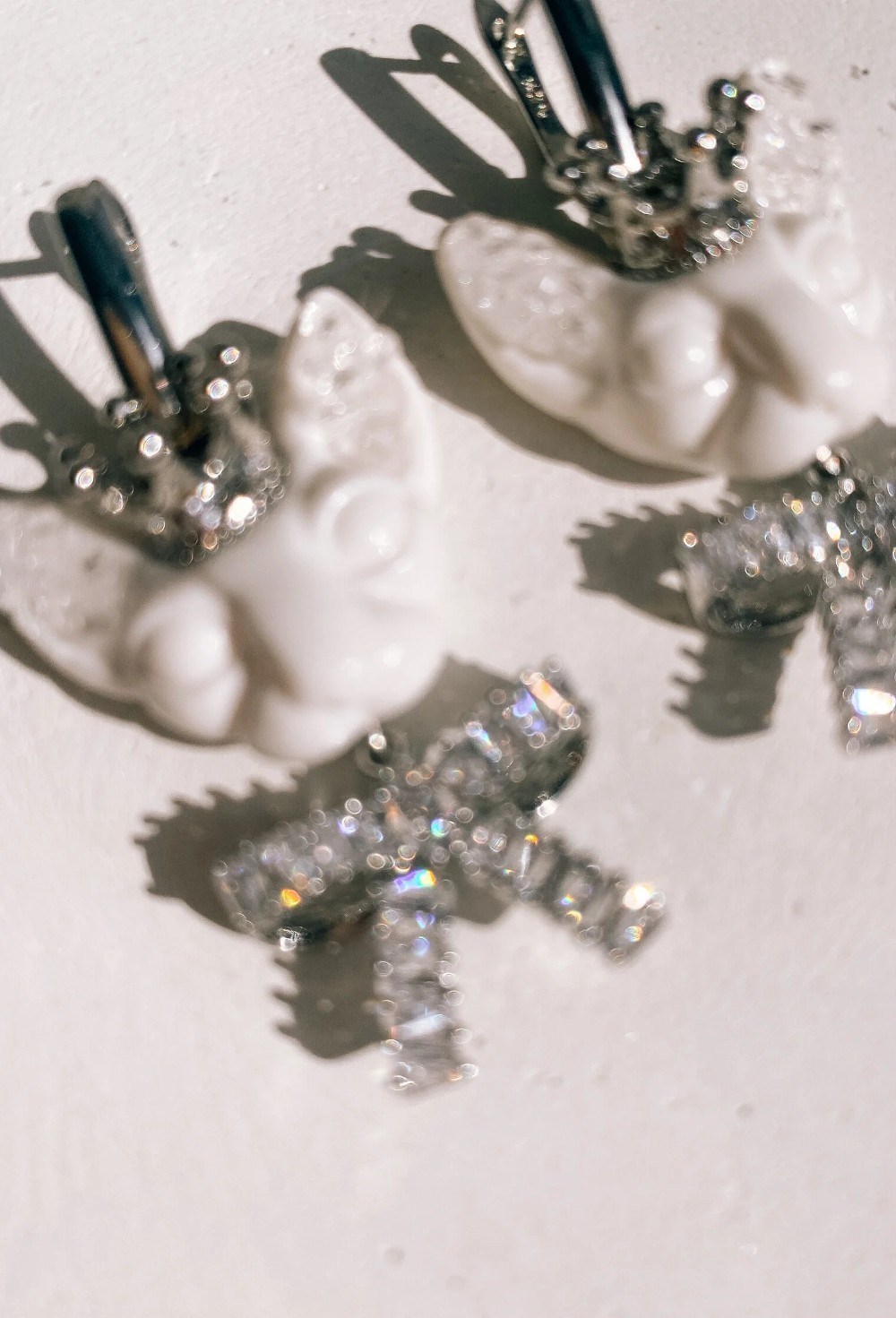 Серьги белые кошки мини с бантами - фото 108789