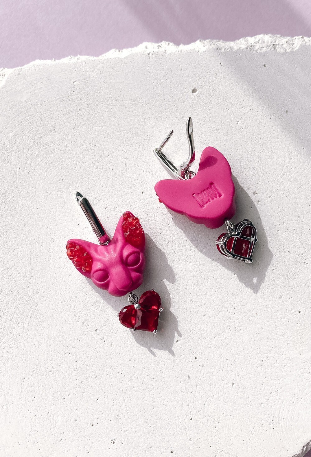 Серьги кошки мини фуксия с сердцами - фото 108795