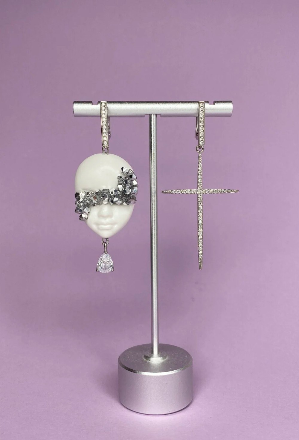 Серьги белая куколка с крестом - фото 108798