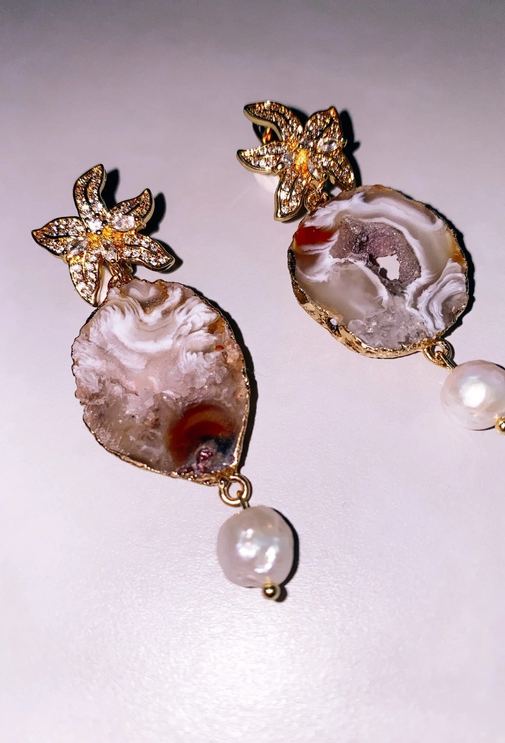 Серьги золотистые орхидеи с агатами и жемчужинами - фото 108807